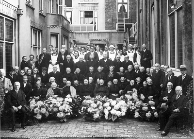77592 Portret van de bewoners en personeel van het Diaconie Oude Mannen- en Vrouwenhuis der Nederduitsch Hervormde ...